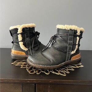 UGG Size 8 Black Leather Boots with Cream Shearling
